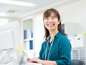 株式会社ＩＸＳＩＭ　Ｃｏｍｍｕｎｉｃａｔｉｏｎ 経理総務／未経験歓迎／月給30万円～／完全週休2日／土日祝休