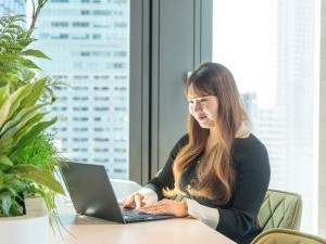 株式会社ＡＬＫＵ 事務系総合職（経理・医療事務など）フレックス制／年休125日