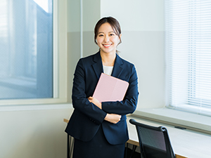 アソシエイトパーキング株式会社 事務スタッフ／基本土日祝休み／月給25万円以上／残業少なめ