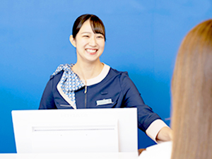 株式会社東横イン（東横INN 日本橋人形町） ホテリエ（フロント・受付）／年休169日／月給26.5万円～