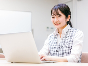 三栄食品株式会社 事務職／残業ほぼなし／完全週休2日／年休121日／転勤なし
