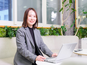 富田商事株式会社 営業アシスタント／残業月1時間未満／年休125日／賞与年2回