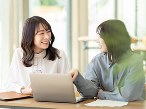 株式会社ＢＬＵＥ ＤＯＯＲ SNSマーケター・動画編集／未経験歓迎／年休128日／残業少