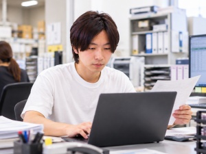株式会社ヨネヤマ 包装資材の物流管理（スタッフ・在庫管理）日勤のみ・土日祝休