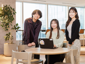 株式会社セレス【プライム市場】 マーケティングアシスタント／年休129日／駅直結／服装自由