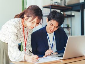株式会社ライティング創 照明器具メーカーの経理スタッフ／年休120日／月給28万円～